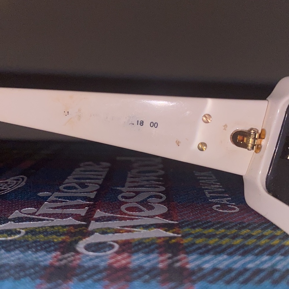 Retro CHANEL Sunglasses - Picture 5 of 5